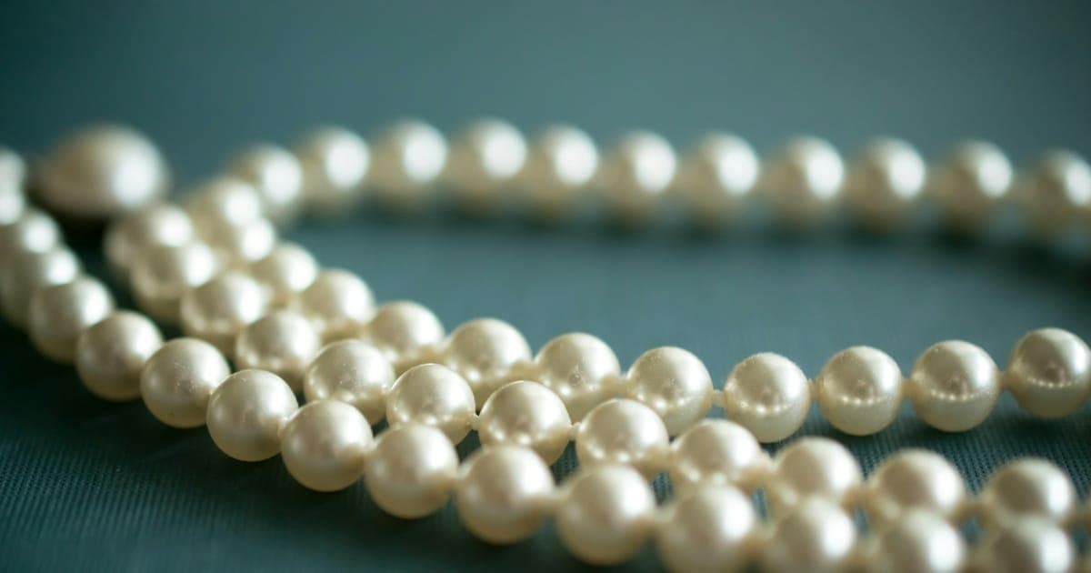 結婚式お呼ばれのアクセサリーマナー｜パール・ピアス・ネックレス・指輪の選び方と昼夜・ネックライン別ガイド