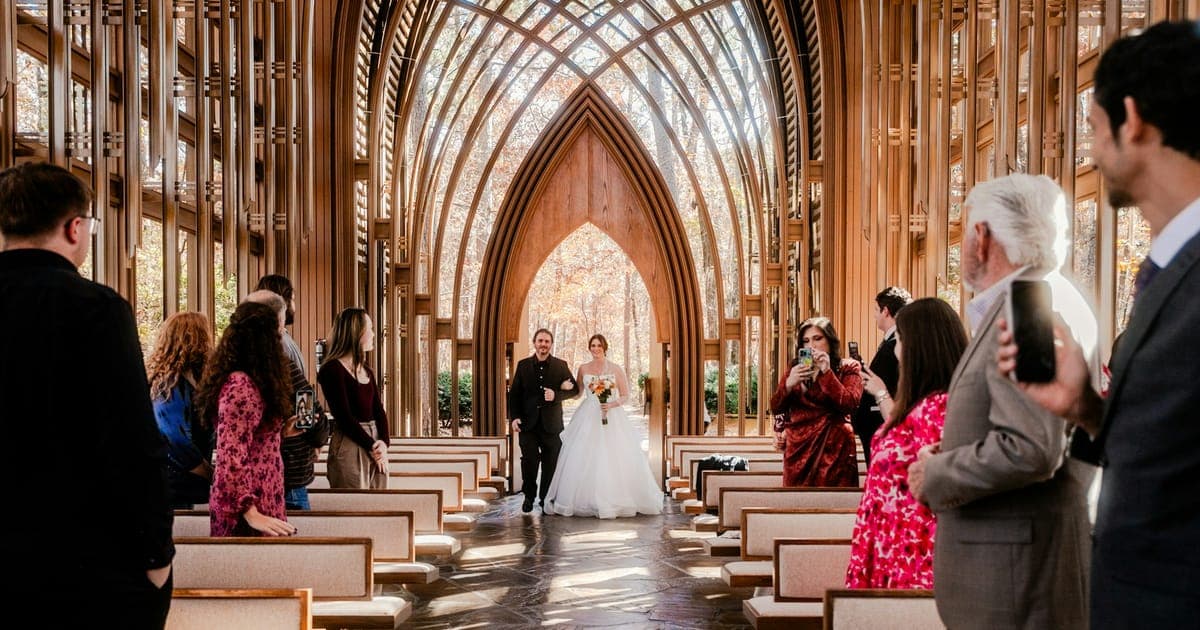 チャペルフォトウェディングは結婚式の代わりになる?再現できる挙式演出と費用・家族参列の条件 のヒーロー画像