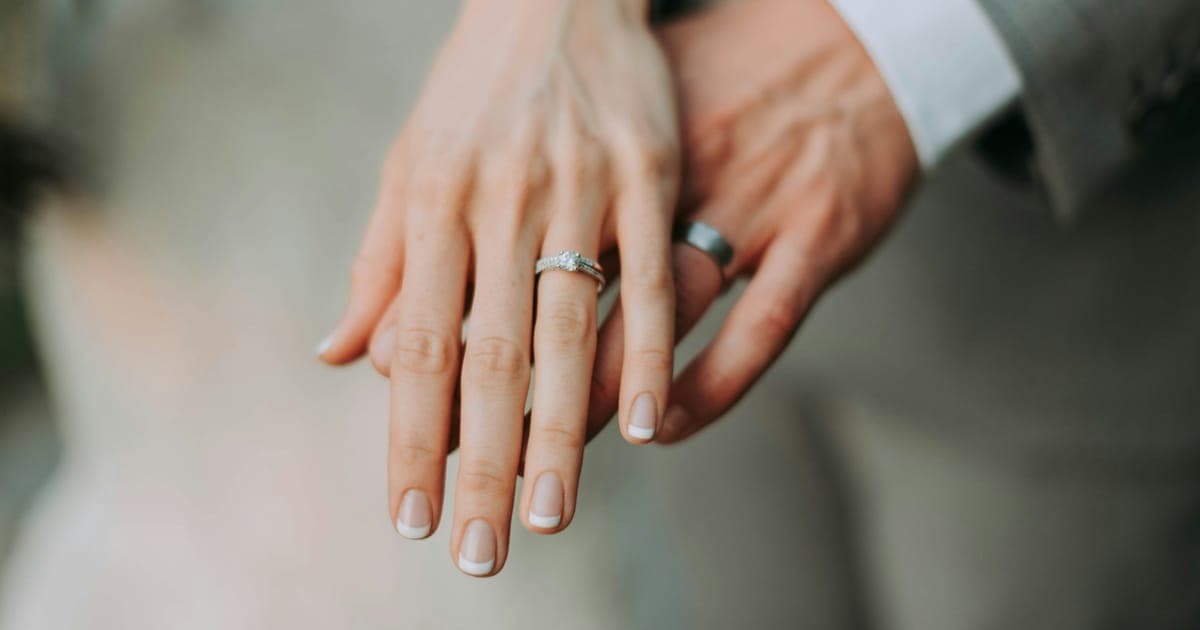 結婚式をしない人の結婚報告ガイド|誰に・いつ・どの写真で?お祝い辞退の文例つき のヒーロー画像