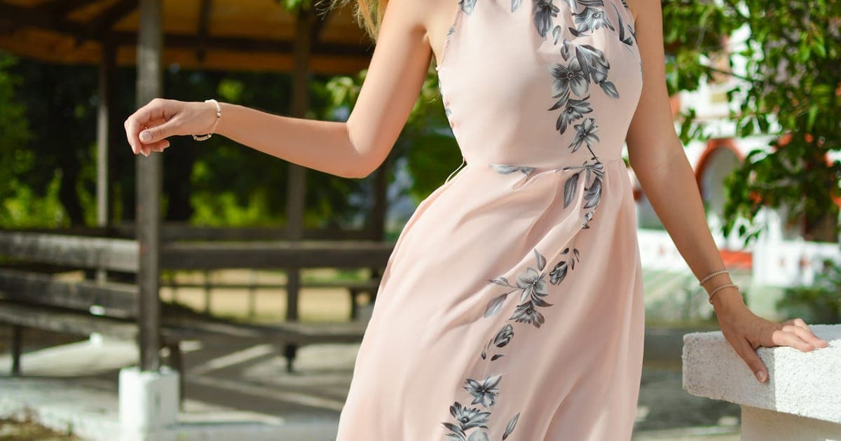 結婚式の服装NGマナー総まとめ(女性)|白・全身黒・露出・ファーを理由から解説 のヒーロー画像