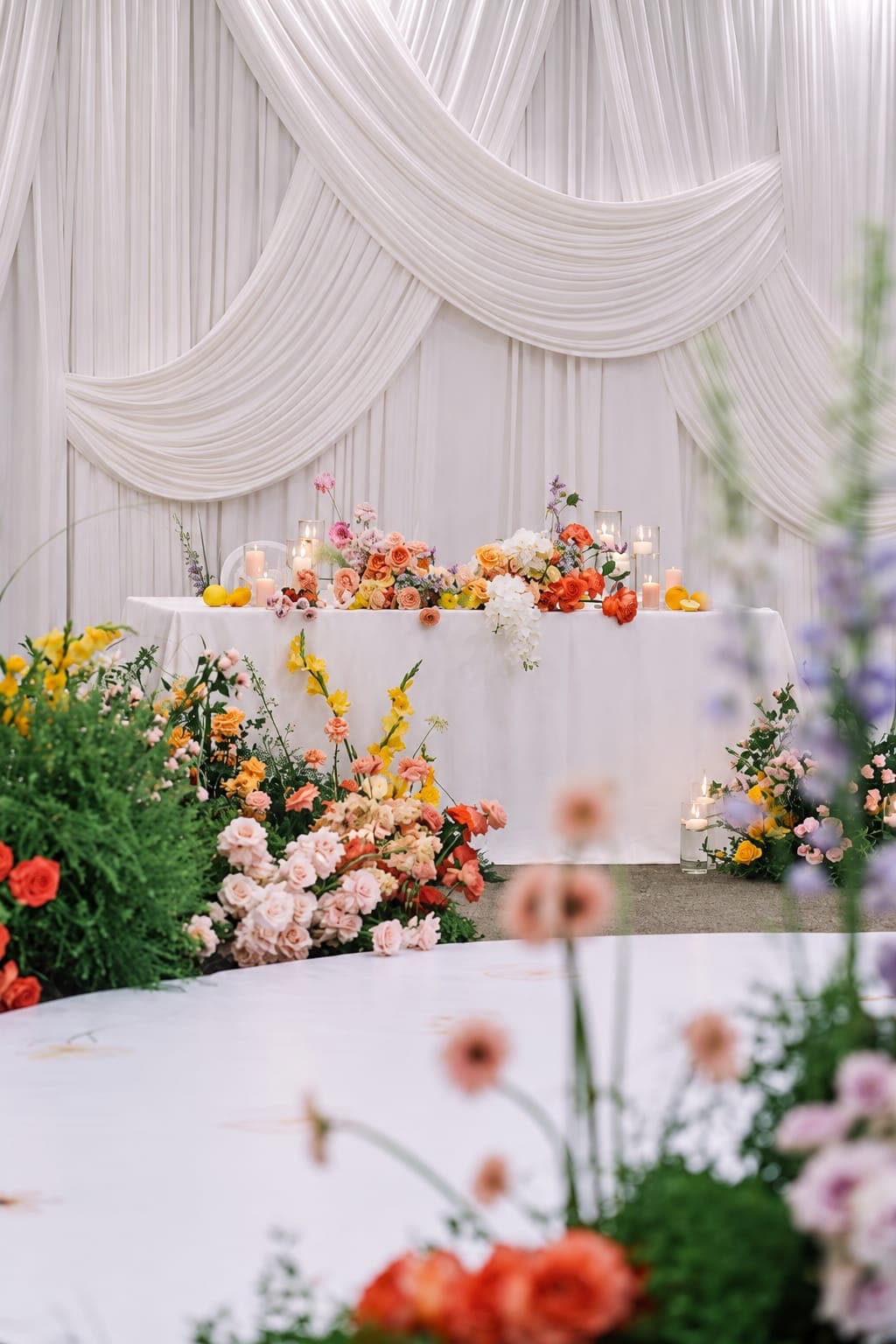 花で飾られた結婚式の会場