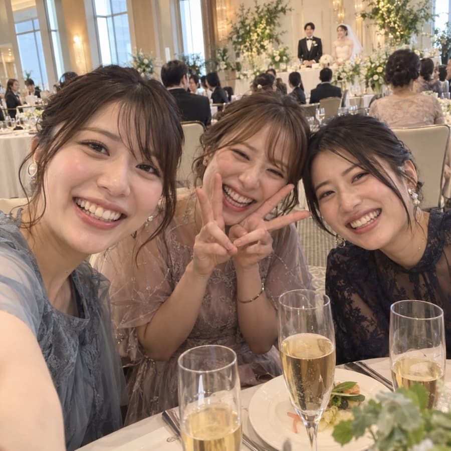 テーブルで撮った友人3人の自撮り