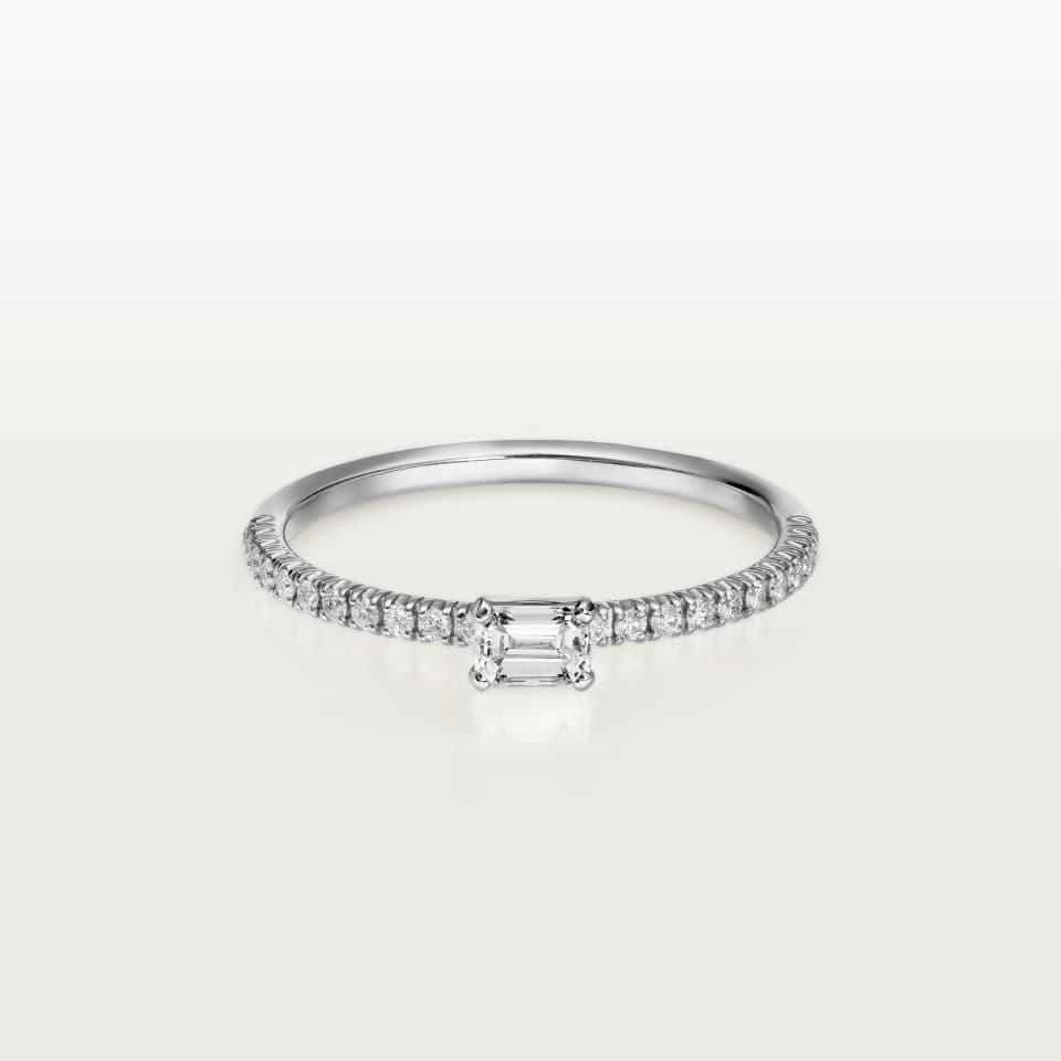 カルティエの婚約指輪。パヴェダイヤのバンドに長方形カットのセンターダイヤ